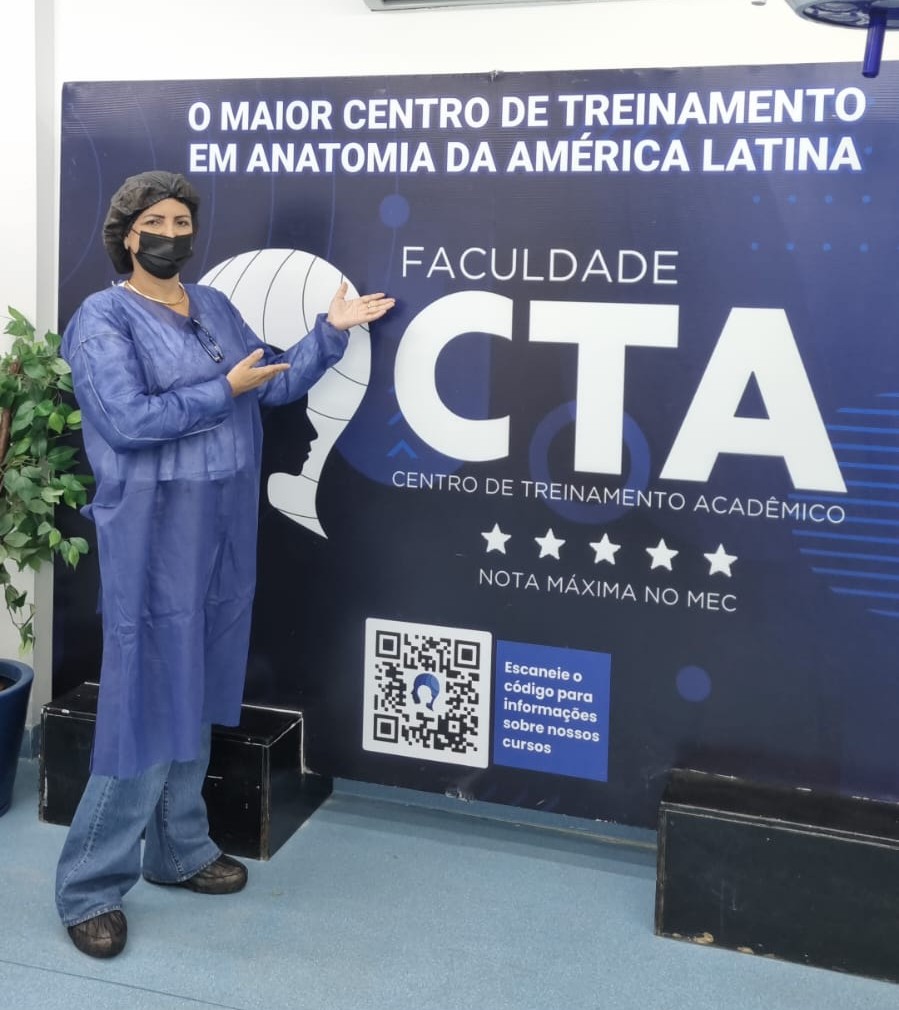 Painel da Faculdade CTA destacando nota máxima no MEC e o maior centro de treinamento em anatomia da América Latina.